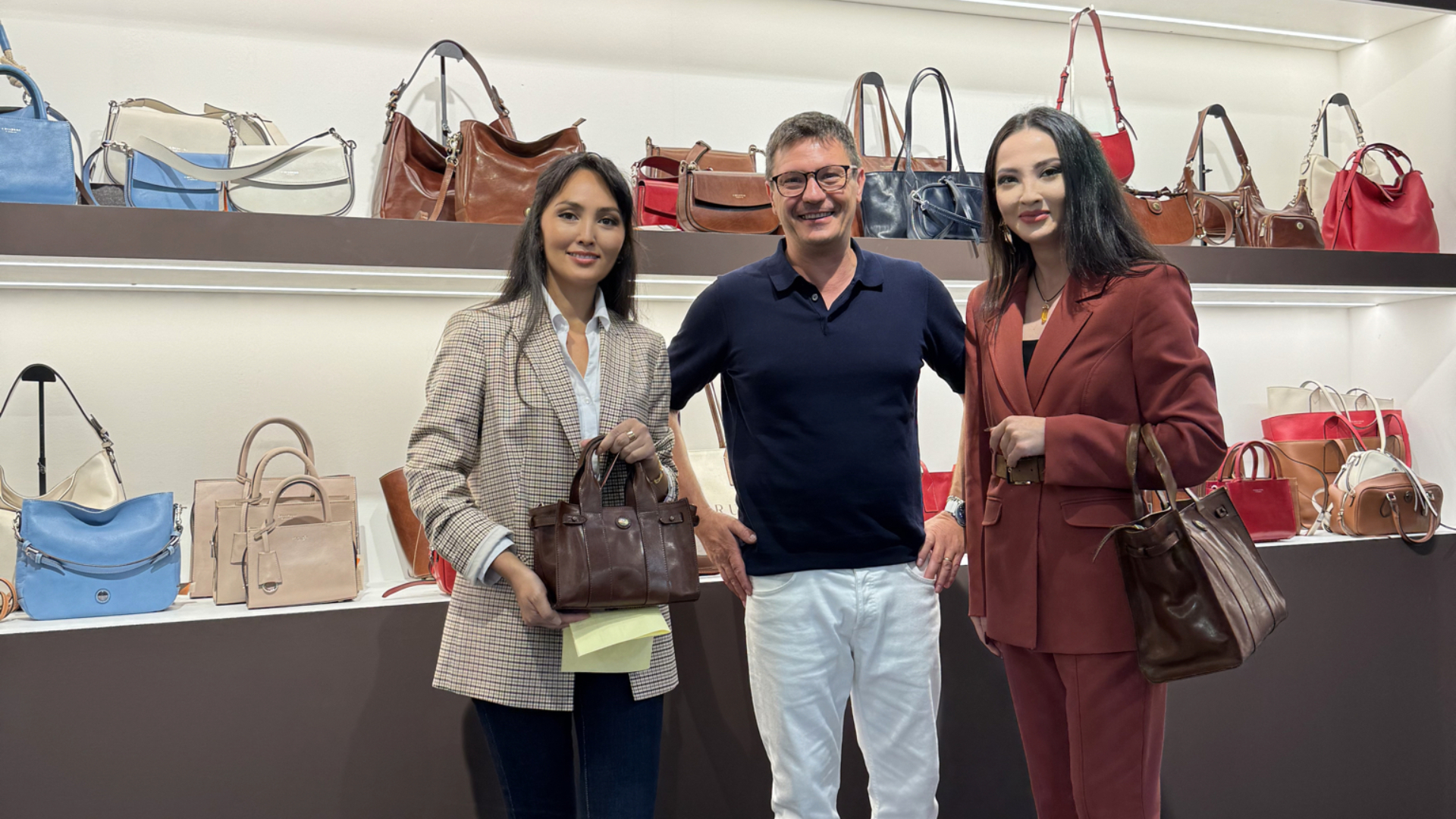Karla, Inhaberin von LILA Fashion, mit ihrer Schwester und dem Eigentümer der Manufaktur Chiarugi, Emiliano