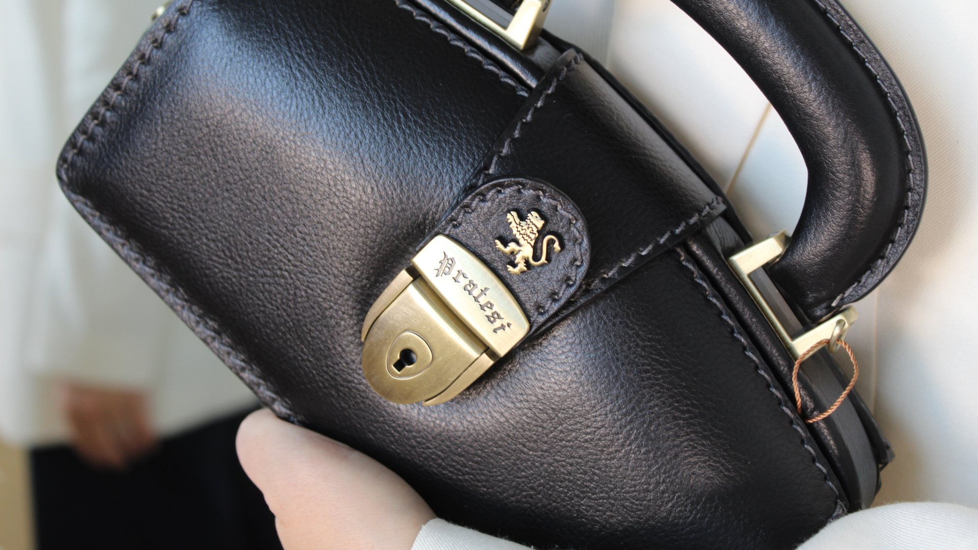 schwarze Pratesi Handtasche in Nahaufnahme